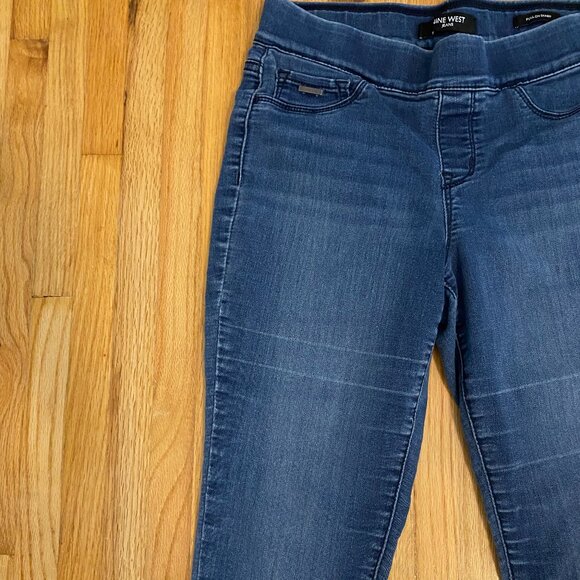 NINE WEST Pull On Distressed Dark Blue Skinny Jeans with Light Wash Size 4 - Picture 2 of 10